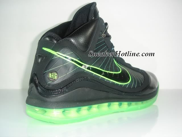 NikeLebron7Dunkman3.jpg