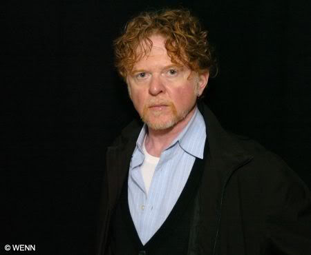 mick_hucknall_001_051308.jpg