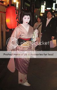 200px-Geisha_in_Kyoto
